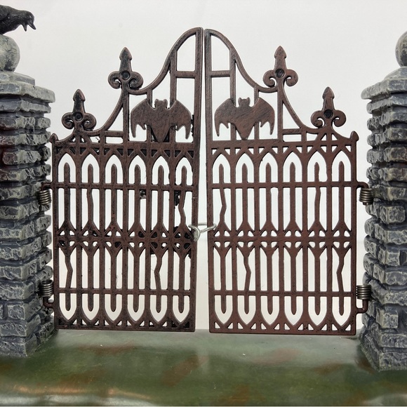 Dept 56 Halloween SPOOKY WROUGHT IRON GATE #4047599 Village Lighted Fence - Picture 6 of 10